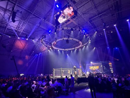 „Арена Бургас“ се пръска по шевовете! 8000 души взривиха залата за MMA шоуто BRAVE (СНИМКИ)