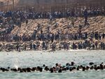 Мигрантски хаос в Сеута: До 60 000 преминаха границата, 67 загинаха