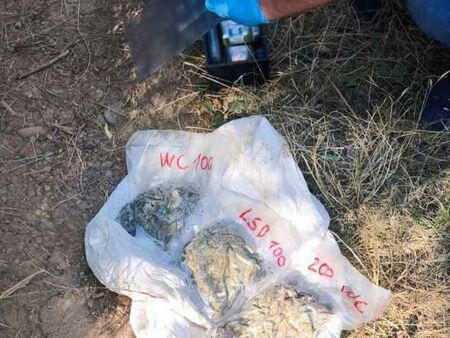 Спипаха осъждан мъж с марихуана за 5820 евро, част от нея била заровена в дупки