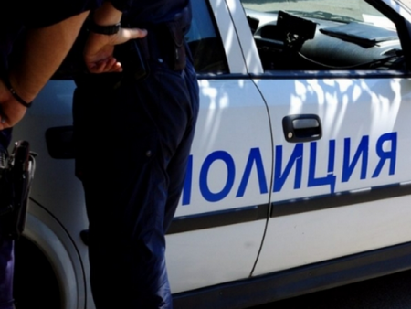 17-годишен нападна двама полицаи, единият е със счупен пръст