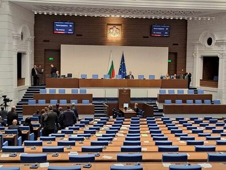 Парламентът заделя над 1 млн. евро за самолетни билети, в списъка е и Москва