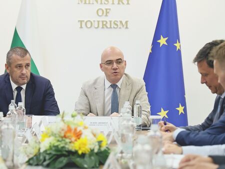 „План Маршал“ за българския туризъм: Държавата, общините и летищата обединяват сили за нови полети и туристи