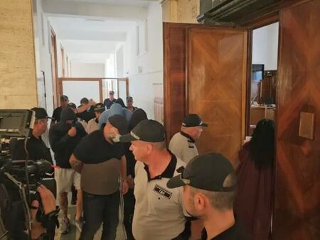 Дилъри пращали фентанил от София до Русе по куриер, криели дрогата в маратонки