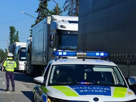 На косъм от трагедия на Подбалканския път: Камион спука гума и едва не премаза кола