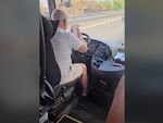 Опасно! Шофьор на пълен автобус хвана волана с лакти, за да гледа TikTok на магистралата (ВИДЕО)