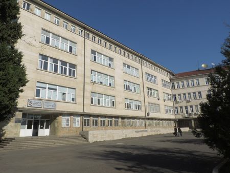 Защо в бургаската математическа учат руски език, пита родител, който съзира пропагаден елемент