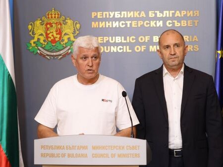 Военният министър се появи на кризисен брифинг с брандирана тениска, а в снимките на правителствения пресцентър надписът вече липсваше