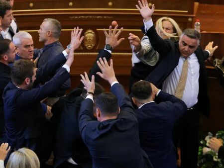 Яйца полетяха по Албин Курти в парламента на Косово (ВИДЕО)
