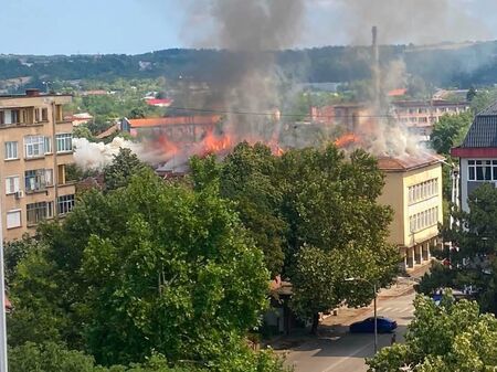 Пламъци погълнаха легендарно училище