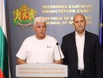 Военният министър се появи на кризисен брифинг с брандирана тениска, а в снимките на правителствения пресцентър надписът вече липсваше
