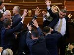 Яйца полетяха по Албин Курти в парламента на Косово (ВИДЕО)