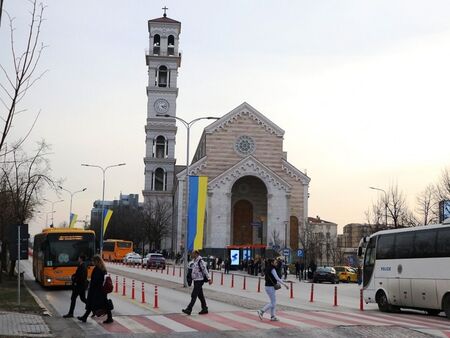 Прищина отвърна на Зеленски: Свалиха украинското знаме след думите му за Косово