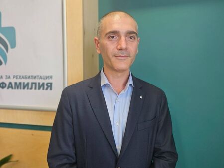 Първият му прием е тази сряда, 12 август, запишете час в медицинския център на бул. Транспортна 33 (до мол Бургас плаза) или на тел.: 056 996 006 и 0892 996 006