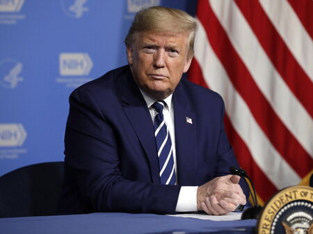 Като във филм: Тръмп се качил на Air Force One пред камерите, после го измъкнали тайно с кетъринг камион