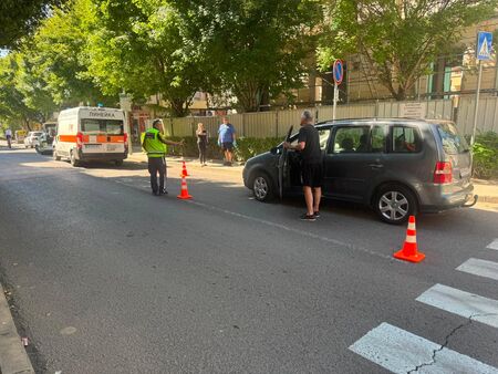 Пловдивски Филксваген помете жена на зебра в центъра на Бургас (СНИМКИ)