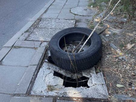 Сигнал до Флагман.бг: Неравни алеи и отворени шахти застрашават пешеходците край Парк "Езеро", вземете мерки