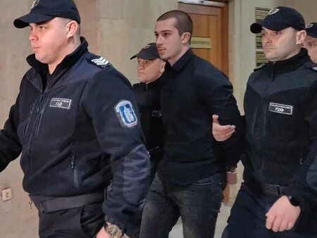 Пуснаха Никола Бургазлиев да ходи на ортопед, ще се окаже ли тежко болен