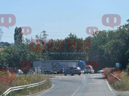 Тежък удар на пътя Бургас-Айтос, кола се размаза в камион край разклона за Българово
