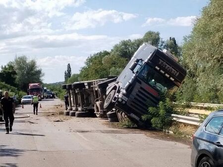 Камион удари мантинела на АМ Тракия и продължи, водачът светна за две дроги