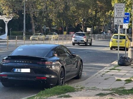 Бургазлия пита: Защо черно Porsche превърна спирката до Новата поща в личен паркинг?