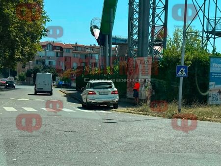 Моторист се заби в Мерцедес край аквапарка в Слънчев бряг, откараха го в болница
