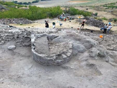 Следите на битката изплуват от Русокастро: Археолозите откриха рядка средновековна шпора (СНИМКИ)