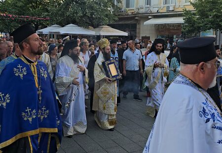 Хиляди посрещат чудотворната икона Пресвета Богородица-Хавайска в Бургас, Арсений оглави шествието