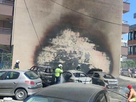Извънредно! Три автомобила изгоряха при пожар на ул. "Тохун" в Поморие