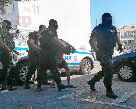 Само във Флагман.бг! Криминалисти натръшкаха Недялко от жк. "Меден рудник", намериха кило амфети и много екстази в черното му БМВ