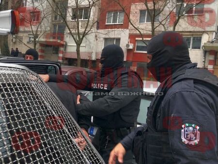 Само във Флагман.бг! Криминалисти натръшкаха Недялко от жк. "Меден рудник", намериха кило амфети и много екстази в черното му БМВ
