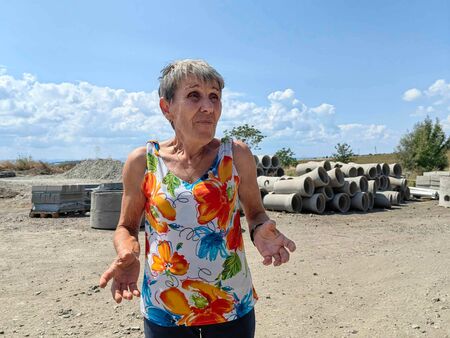 "Откъсват ни от света!": Скоростен път оставя десетки семейства от вилна зона край "Меден рудник" без достъп до домовете им (ВИДЕО)