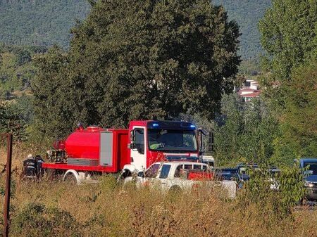 Пожар пламна край Слънчев бряг, страховитият вятър усложнява гасенето