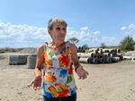 Донка Добреви е излъчена да говори от името на живущите във вилната зона, тя призова да се намери по-добро решение - за автомобилен подлез, например