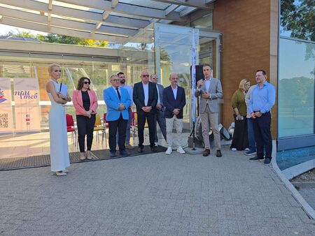 НЗОК дойде при хората в Бургас: Опашки за еЗдраве и открит разговор пред Флората (СНИМКИ/ВИДЕО)