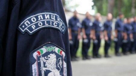 Куриоз в Перник: Мъж с полицейска униформа видя истински полицаи и хукна да бяга