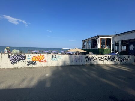 Младежи ще преобразят стената край Моста в Бургас с обща графити композиция