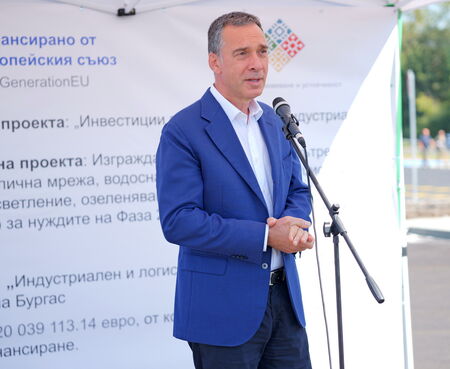 Казваха ни да не се захващаме, днес вече зоната привлича сериозния интерес на инвеститорите, каза кметът Димитър Николов