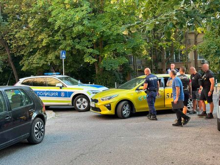 Трагедия: Млад мъж почина в такси в бургаския жк „Славейков“ (СНИМКА)