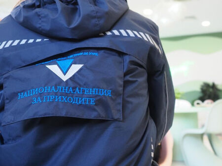 Агресивен търговец нападна данъчни, събори инспектор и задигна касовия му апарат