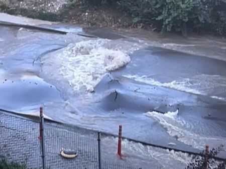 Вода разцепи асфалта във Варна, улици в ж.к. "Бриз" се превърнаха в реки