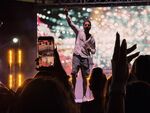 Голямата шоу програма продължава със сценичните изяви на Фики и фолк дивата Камелия