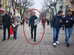Мирослав Иванов се появи два или три пъти по време на кампанията в избирателния си район. Това бе една от визите му - раздаваше вестници на ул. "Александровска"