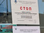 Павилионът в центъра на Слънчев бряг остава запечатан след инцидента с инспекторите на НАП, а съседните търговци предпочетоха да запазят мълчание пред екипа на Флагман.бг.