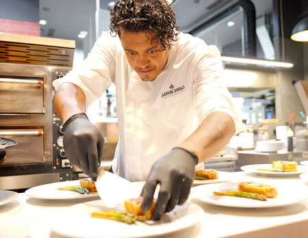 Победителят в Hells Kitchen Денисиньо предизвика фурор в La Ferme в бургаския Central park