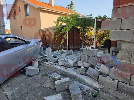 Пиян зад волана? Шофьор на БМВ с транзитни номера помете ограда в поморийското село Горица