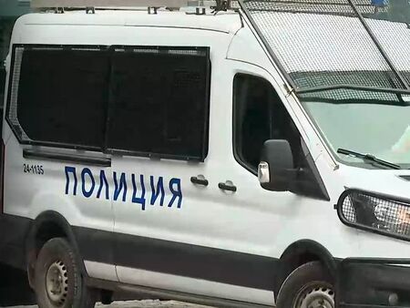 Полицаи спипаха двама рецидивисти да режат кабел на новото кръгово в „Меден рудник“