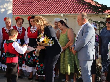 Илияна Йотова изненадващо се появи в бургаското село Маринка, политическите слухове тръгнаха веднага