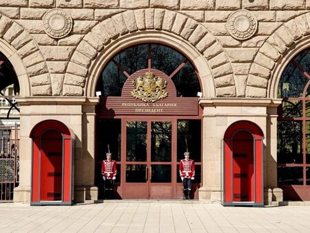 Правителството иска президентът отново сам да избира служебния кабинет