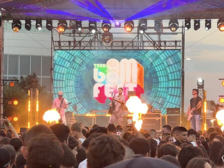 Хиляди младежи изпълниха Морската гара в Бургас за Teen Boom Fest (ВИДЕО)