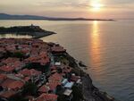 Септември край морето носи приятно топли дни и прохладни вечери, идеални за дълги разходки по брега, когато шумът на активния сезон утихва и Южното Черноморие придобива онази особена ранноесенна атмосфера